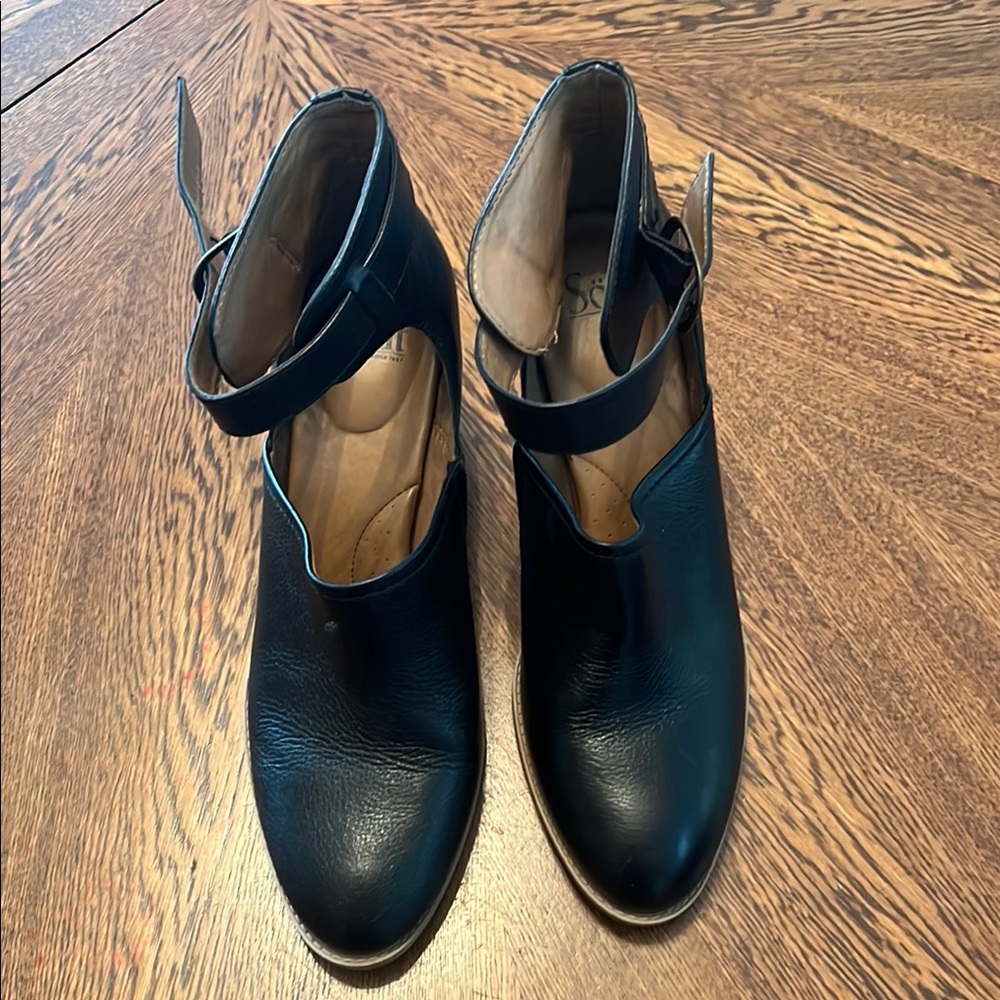 Sofft brand Black Leather shoes very little wear very good condition
